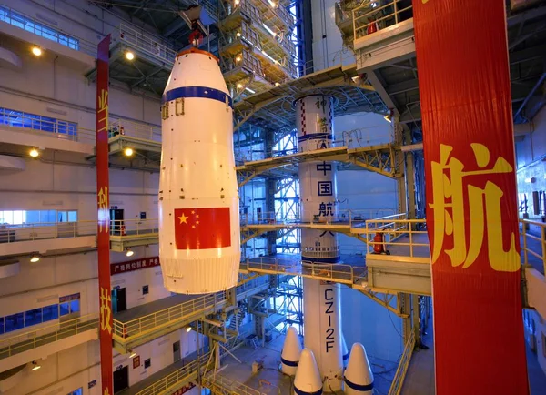 中国航空科学者や労働者の長征 からフェアリングで覆われて Shenzhou Vii 宇宙船をアンロード酒泉衛星起動 で組立工場でのテスト接続後 宇宙船の燃料を追加する 宇宙ロケット — ストック写真