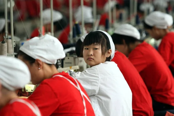 Las Trabajadoras Fábrica China File Fabrican Ropa Para Ser Exportada —  Fotos de Stock