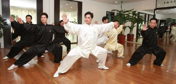 中国太極拳マスター黄城中 白で彼の学生を教えているシャドー ボクシング 上海で彼の太一のセンターで 2007 — ストック写真