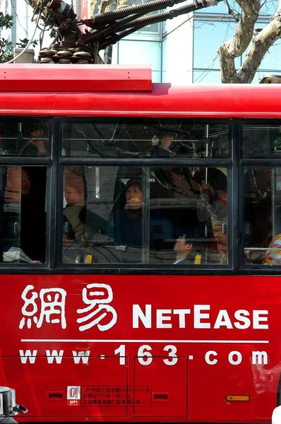 Ansicht Einer Werbung Für Netease Einem Bus Shanghai April 2005 — Stockfoto