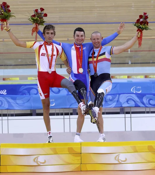 银牌得主 西班牙的罗伯托 阿尔凯德 捷克的金牌得主吉里 耶泽克和铜牌得主比利时的扬 博伊恩在2008年北京奥运会男子个人佩赛Lc2颁奖仪式上在领奖台上庆祝 — 图库照片