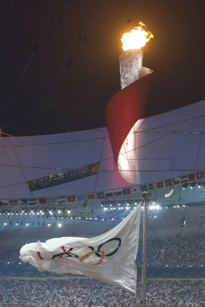 2008年8月24日 星期日 在北京国家体育场 举行的北京2008年奥运会闭幕式上 人们看到了燃烧的奥林匹克大熔炉和五环奥林匹克旗帜 — 图库照片