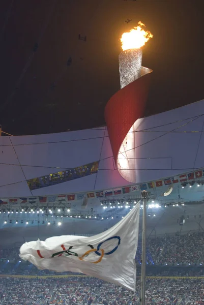 Planoucí Olympijský Kotel Pětikroužkové Olympijské Vlajky Jsou Patrné Během Závěrečné — Stock fotografie