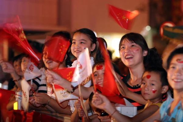 2008年8月8日 中国東部安寧省の北京オリンピックの開会式を見ながら 地元の中国人が祝う — ストック写真