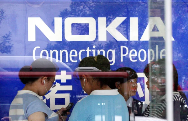 Κινέζοι Πελάτες Αγοράζουν Κινητά Τηλέφωνα Ένα Κατάστημα Nokia Στο Πεκίνο — Φωτογραφία Αρχείου