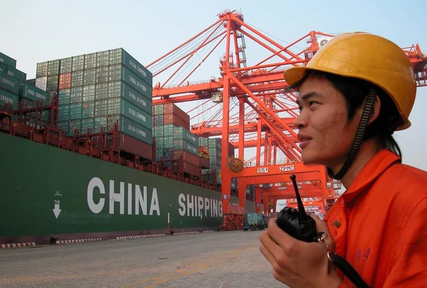 File Trabalhador Chinês Detém Interfone Olha Para Navio Contêiner China — Fotografia de Stock