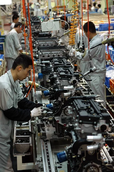 Trabalhadores Fábrica Chineses Montam Motores Carro Fábrica Wia Motor Engine — Fotografia de Stock