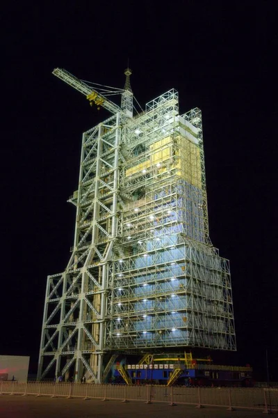 Vista Noturna Foguete Espacial Long March Carregando Nave Espacial Tripulada — Fotografia de Stock