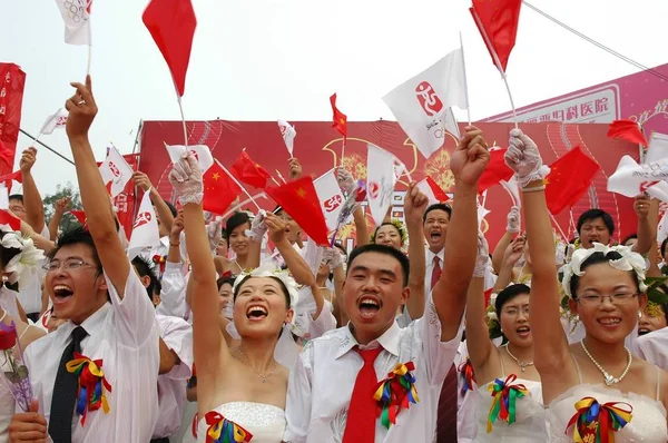 Parejas Recién Casados Chinos Celebran Durante Una Ceremonia Boda Colectiva —  Fotos de Stock