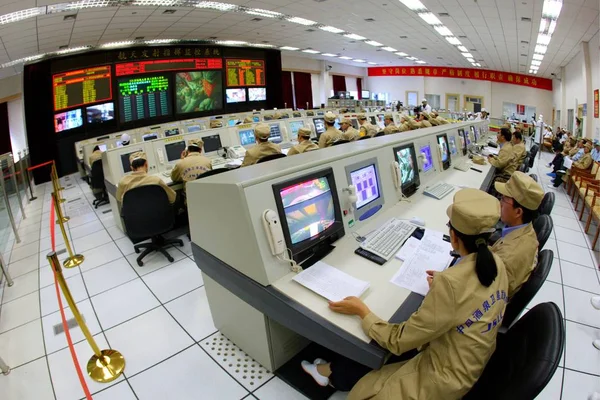 Cientistas Aeronáuticos Chineses Trabalhadores Monitoram Telas Centro Controle Exibição Durante — Fotografia de Stock