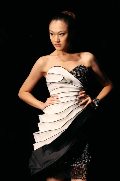 Modello Sfilate Ultima Moda Dal Designer Cinese Dong Huaiguang Durante — Foto Stock
