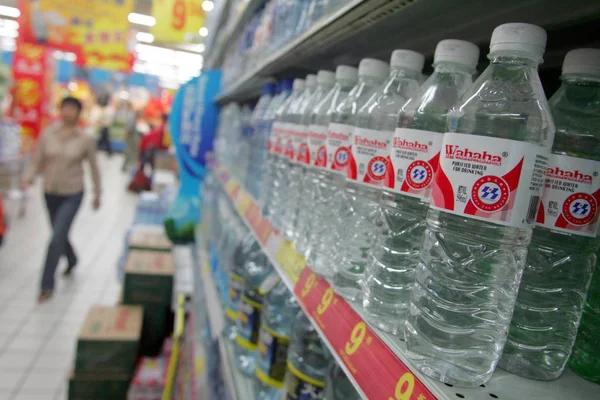 Bottiglie Acqua Pura Wahaha Sono Visti Vendita Supermercato Shanghai Cina — Foto Stock