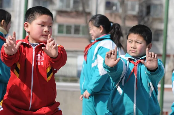 Китайские Студенты Практикуют Ушу Начальной Школе Чжэнчжоу Февраля 2008 — стоковое фото