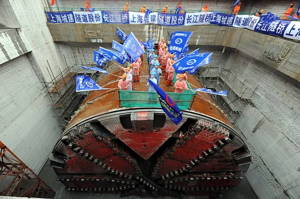 Китайські Будівельні Робітники Хвиля Прапори Відзначати Тунель Дриль Брейк Хоча — стокове фото