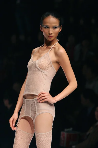 2008年11月11日 在北京举行的2009年中国时装周期间 在澳大利亚梅里诺伍尔马克奖系列时装秀上举行模特游行 — 图库照片
