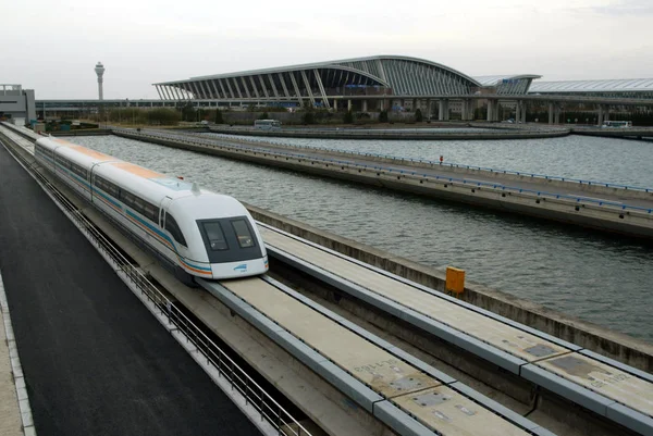 Tren Maglev Transrapid Circula Por Vía Pudong Shanghai —  Fotos de Stock