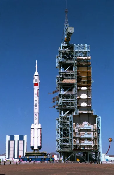 深州V有人宇宙船を搭載した長い3月2F ロケットは 2003年10月に中国北西部甘粛省の柔泉衛星打ち上げセンターの発射塔に移動します — ストック写真