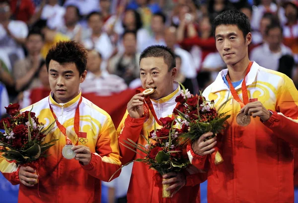中国银牌得主王浩 金牌得主马琳和铜牌得主王励勤在北京大学体育馆举行的2008年北京奥运会男子乒乓球单打颁奖仪式上合影留念 — 图库照片