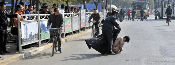 Čínští Přihlížející Sledují Strážného Který Nasadil Kabát Nahého Muže Lanzhou — Stock fotografie