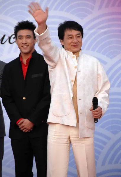 Jackie Chan Star Kungfu Hollywoodien Salue Les Spectateurs Sur Tapis — Photo