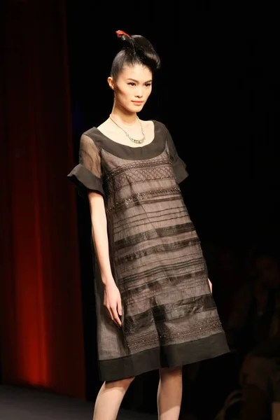 モデルは 中国ファッション週 2009 年北京で 2008 日に深セン リョウシ ファッションの家から Tangy スプリング — ストック写真