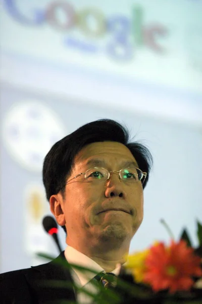 2008年11月27日 天津市の天津工科大学でスピーチを行いながら グーグルの副社長兼グーグル チャイナの社長であるカイフ リー氏が講演を行いました — ストック写真