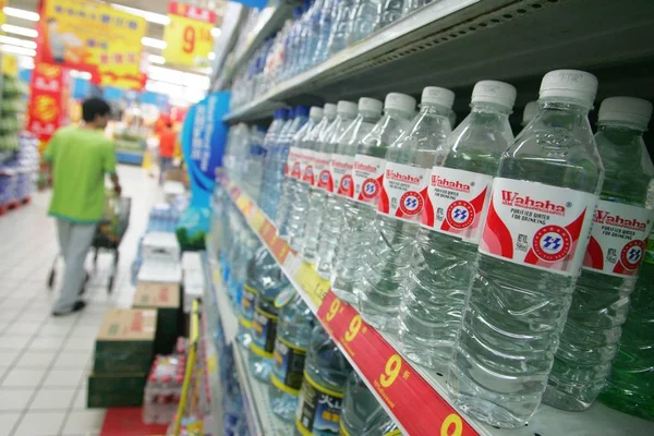 Bottiglie Acqua Pura Wahaha Sono Visti Vendita Supermercato Shanghai Ottobre — Foto Stock