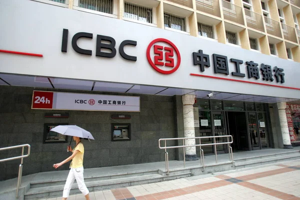 Uma Mulher Chinesa Passa Por Uma Filial Icbc Banco Industrial — Fotografia de Stock