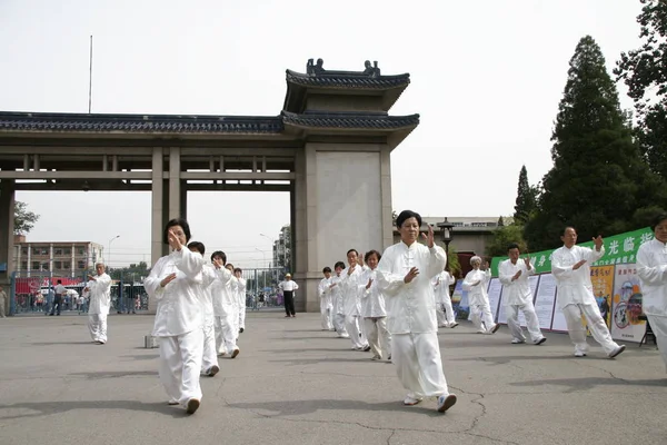 Anwohner Praktizieren Tai Chi Taiji Taichi Schattenboxen Tiantan Park Peking — Stockfoto