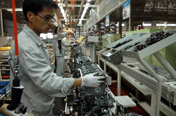 Trabajadores Fábricas Chinas Ensamblan Motores Automóviles Planta Wia Motor Engine —  Fotos de Stock