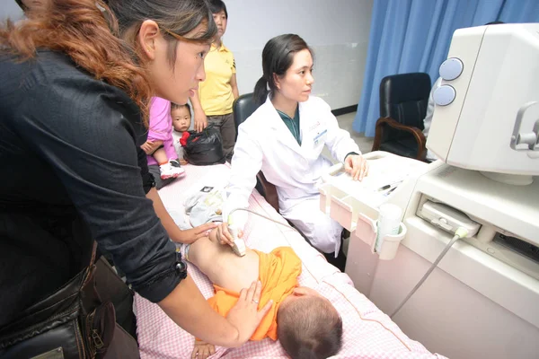 Médico Chino Examina Bebé Que Fue Alimentado Con Leche Polvo — Foto de Stock