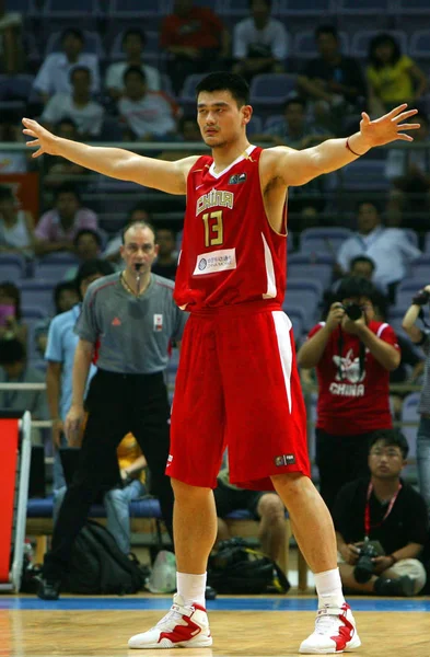 2006年8月13日 中国国家篮球队和巴西国家篮球队在江苏省南京市举行的2006年斯坦科维奇大陆冠军杯比赛中 中国姚明做出手势 — 图库照片