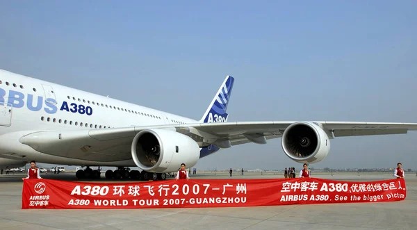 Des Hôtesses Chinoises Arborent Une Bannière Pour Accueillir Airbus A380 — Photo