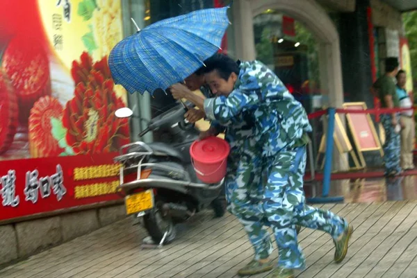 Hombres Chinos Protegen Con Una Unbrella Grandes Vientos Lluvias Causadas — Foto de Stock