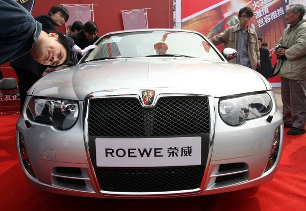Китайські Відвідувачі Дивляться Roewe 750 Виступив Saic Шанхай Автомобільної Промисловості — стокове фото
