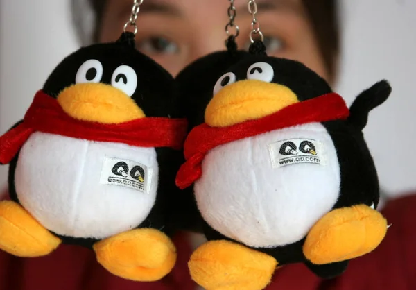 Китаянка Показывает Игрушечных Пингвинов Tencent Пекине Китай Ноября 2006 — стоковое фото