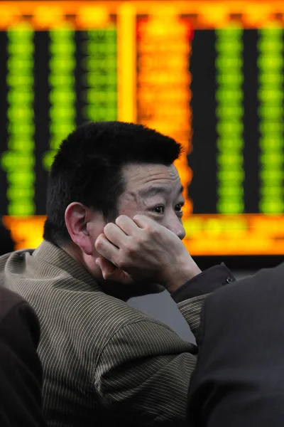 Inversor Chino Está Contemplando Después Ver Los Precios Las Acciones —  Fotos de Stock