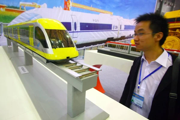Besökare Tittar Modell Metro Tåg 2008 China International Industry Fair — Stockfoto