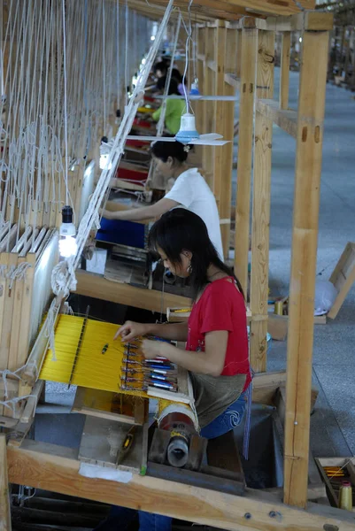 Trabajadoras Chinas Fabrican Brocado Yun Telares Una Planta Una Fábrica — Foto de Stock