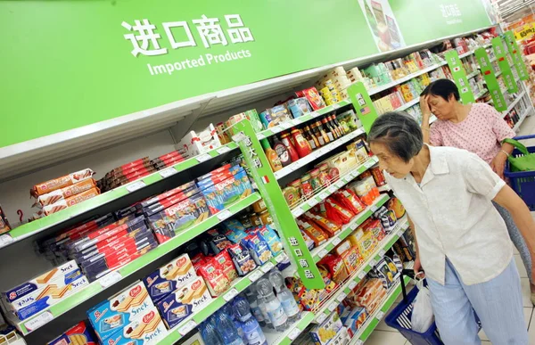 Arkiv Shoppare Köper Importerade Produkter Stormarknad Shanghai Kina September 2008 — Stockfoto