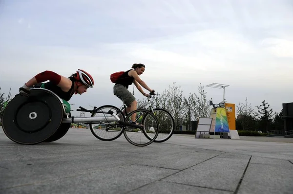 Μια Ξένη Παραολυμπιακός Αθλητής Οδηγεί Τρίκυκλο Κατά Διάρκεια Της Μια — Φωτογραφία Αρχείου