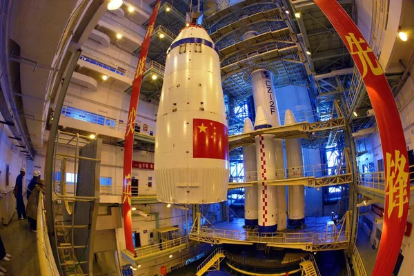 Chinesische Luftfahrtexperten Und Arbeiter Laden Das Raumschiff Shenzhou Vii Mit — Stockfoto