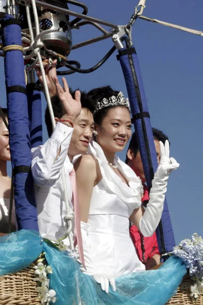 Campeón Gimnasia Olímpica China Yang Wei Izquierda Esposa Yang Yun — Foto de Stock