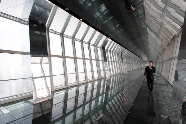2008年8月28日 星期四 在中国上海浦东陆家嘴金融区 一位游客在上海环球金融中心100楼的天文台散步 — 图库照片
