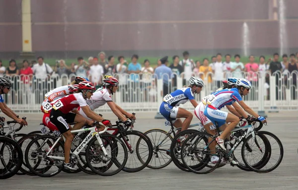 Los Competidores Viajan Través Plaza Tiananmen Durante Carrera Ciclismo Femenino — Foto de Stock