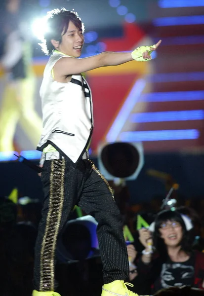 Japán Pop Csoport Arashi Ninomiya Kazunari Köszönti Nézők Koncerten Taipei — Stock Fotó