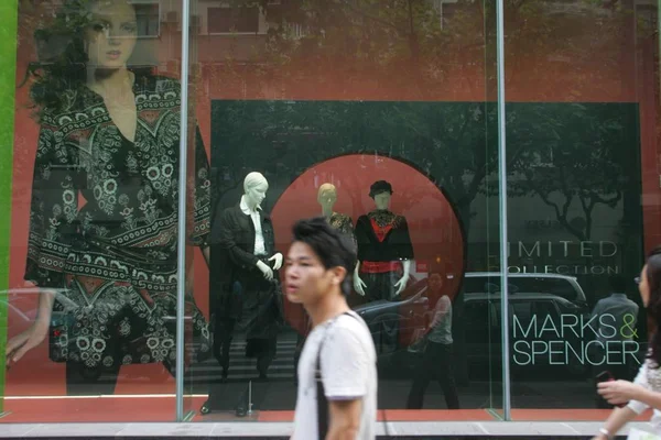 Passers Walk Marks Spencer Flagship Store Shanghai October 2008 — стоковое фото