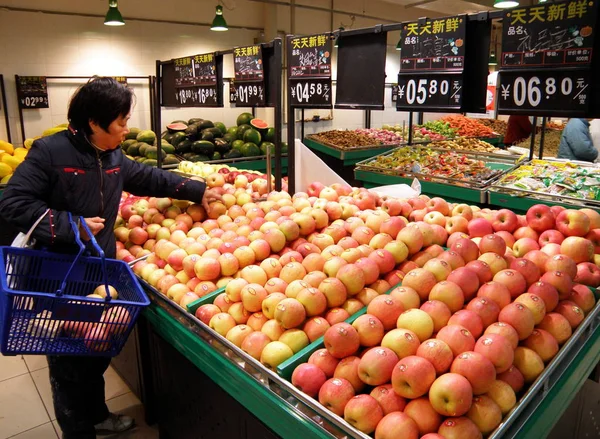 Chiński Shopper Kupuje Jabłka Supermarkecie Mieście Yichang Centralnej Prowincji Chinas — Zdjęcie stockowe