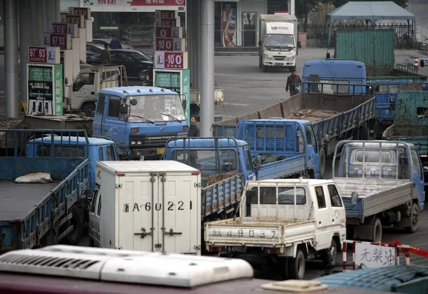 Tömegek Teherautók Buszok Sorban Gázolaj Egy Benzinkútnál Sinopec Hangzhou Kelet — Stock Fotó