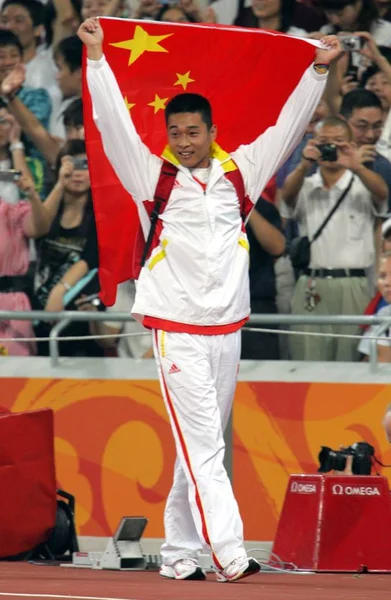 2008年9月8日星期一 中国在北京被称为鸟巢的国家体育场获得北京2008年残奥会男子标枪 F35 的金牌后庆祝 — 图库照片